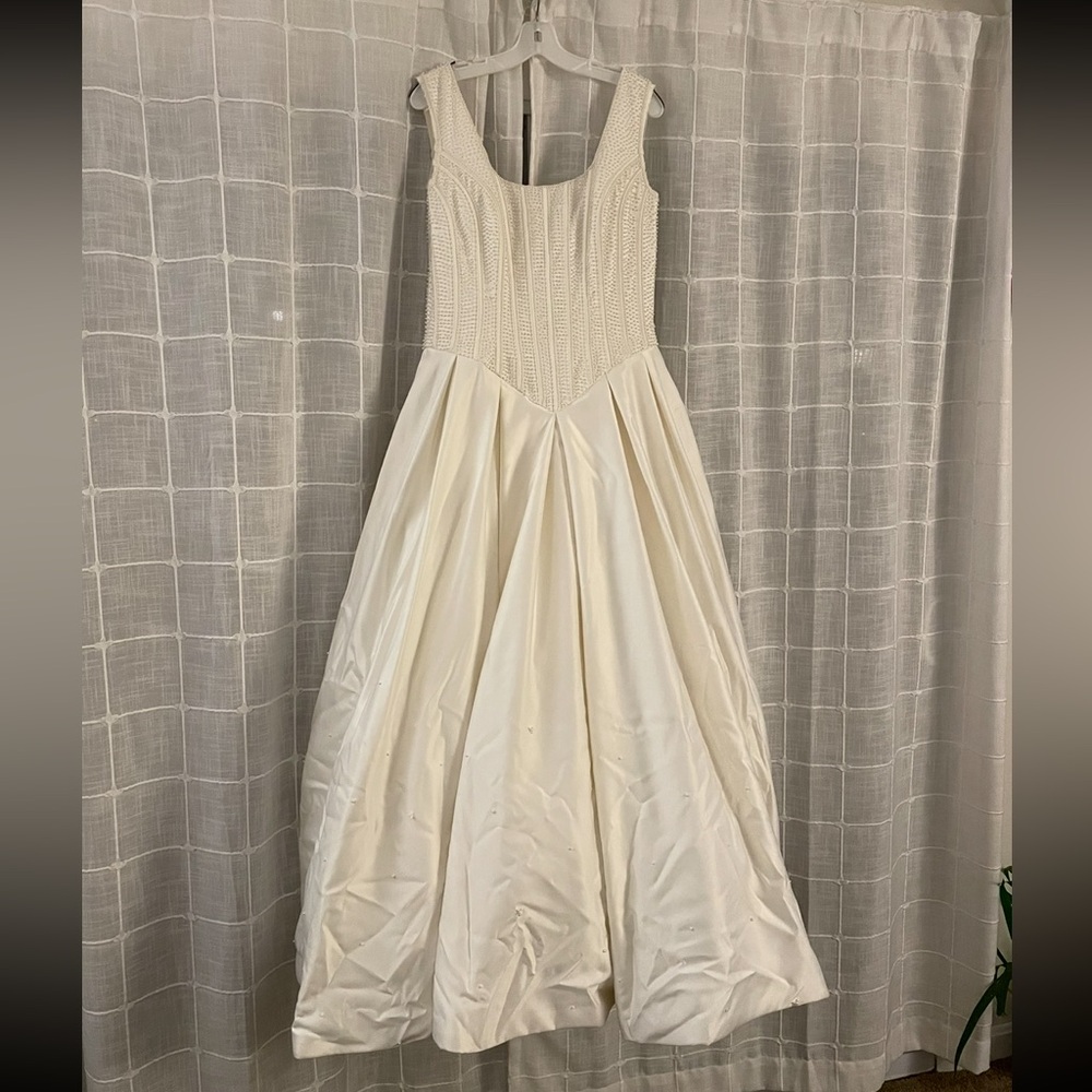 Elegant White Sleeveless Dress